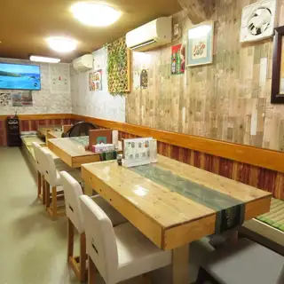 ご友人とのランチや、ご家族でのお食事にぴったりなテーブル席。人数に合わせてお席の調整も可能ですので、お気軽にご相談ください♪