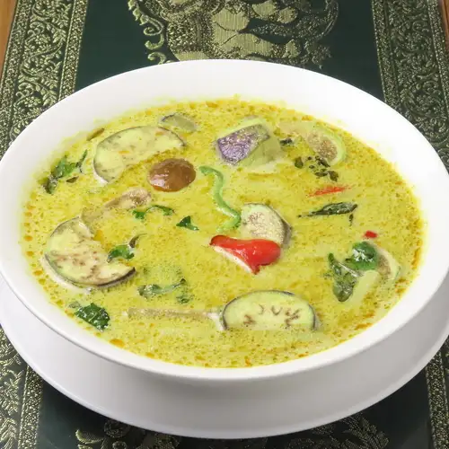日本人好みにアレンジ!辛さ控えめでマイルドなコクが広がる「グリーンカレー」