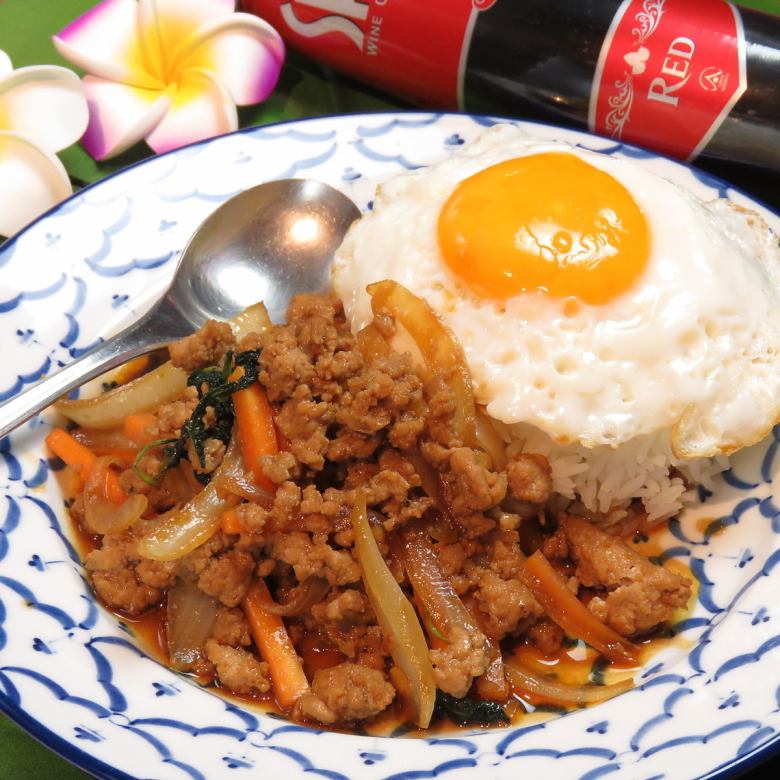 Pat gapao moo (pork gapao rice)