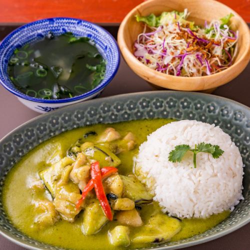 Gaeng Kowan Gai [Chicken Green Curry] 配有迷你沙拉和迷你汤