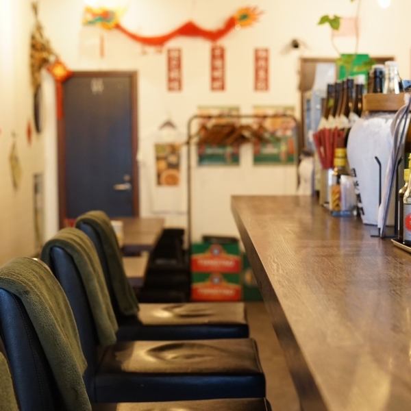 【仕事の終わりのひと時に】お一人様大歓迎！カウンター席を全8席完備◎店主との会話もお愉しみいただけます。料理が仕上がるまでの瞬間やキッチンからの香りも楽しめる特等席◎