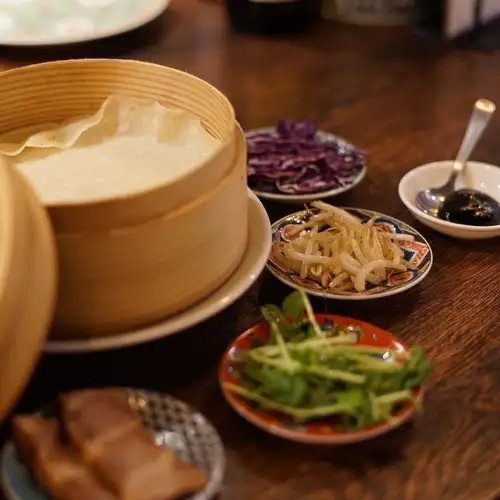 如何享用完全取決於你！一道傳統的中國菜餚：「春餅」。