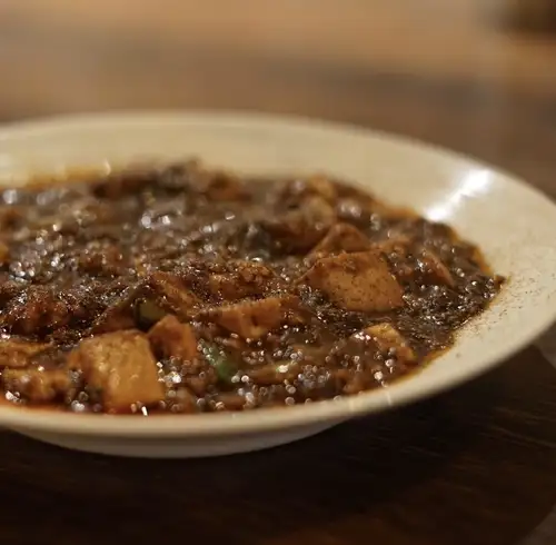 正宗中式麻婆豆腐，辣味鮮香，令人欲罷不能。