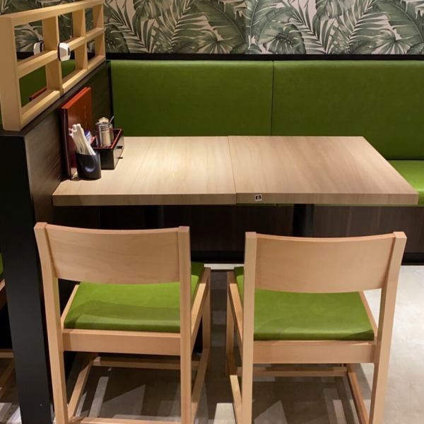 4人掛けのテーブル席は、友人同士やご家族との食事にぴったり。背もたれ付きのシートで座り心地も良く、落ち着いた時間を過ごせます。料理を囲んでシェアしやすいレイアウトなので、中華の多彩なメニューを楽しむのに最適。少人数での女子会や気軽な会食にもおすすめです。