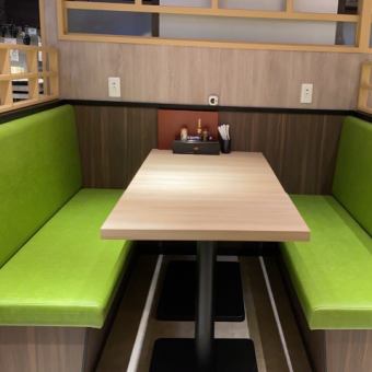 6名規模のテーブルは、プライベート感を保ちながらも賑やかさを楽しめるバランスが魅力。親しい関係者が一堂に集まるシーンにぴったりで、飲み会から家族行事まで幅広い用途に活用できます。