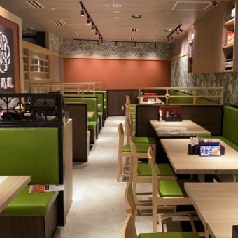 店内を貸切利用できるため、大人数での宴会や会社の集まりにも安心。広々とした空間を独占できるので、周囲を気にせず会話や食事を楽しめます。歓送迎会や打ち上げなど、特別なシーンでの利用に最適です。