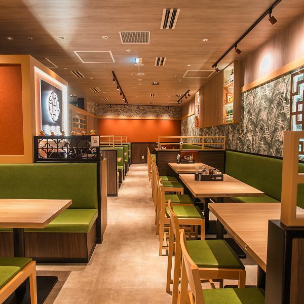 店内は落ち着いたトーンの壁とグリーンを基調としたシートで統一され、明るく清潔感のある雰囲気。区切られたテーブル席が並び、プライベート感を大切にしながらゆったり食事が楽しめます。デートや女子会、仕事帰りの会食まで幅広いシーンに対応できる心地よい空間です。