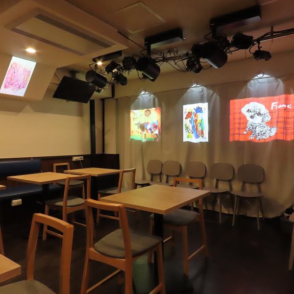 [An original space by color artist Yukart] The interior allows you to fully enjoy the paintings by Yukart, an artist who can freely manipulate color.With colorful paintings and a projector, you can enjoy the transition of paintings just by being in the store.