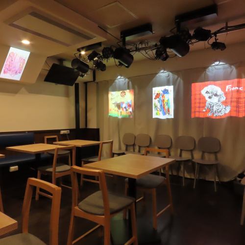 <p>[An original space by color artist Yukart] The interior allows you to fully enjoy the paintings by Yukart, an artist who can freely manipulate color.With colorful paintings and a projector, you can enjoy the transition of paintings just by being in the store.</p>