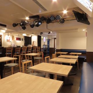 Eight tables for two are available.It can accommodate up to 16 people.