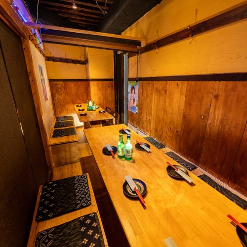 インテリアや照明での演出にもこだわった店内は柔らかい間接照明の光に照らされたリラックス空間となっております。女子ウケも抜群なので、神田での女子会や合コンなどのシチュエーションにもご活用下さいませ♪