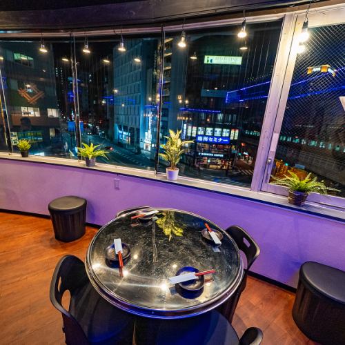 当店の店内は、まるで韓国・ソウルのカフェ。シックなインテリアと心地よい照明で、リラックスした時間を保証。食事だけでなく、空間自体も楽しむことができるのが当店の魅力。デートや友人との特別な時間に最適です。