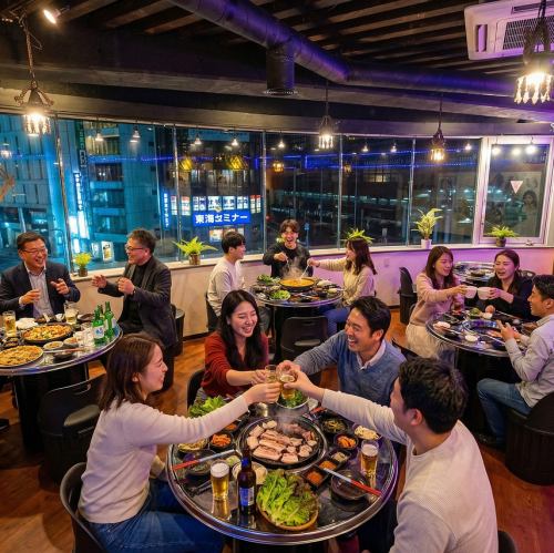 <p>本場韓国の屋台をイメージした活気ある店内は、気軽な宴会にぴったりの空間です。ネオンやポスターが彩る賑やかな雰囲気の中で、サムギョプサルやチーズタッカルビを囲みながら盛り上がる時間は格別。テーブル席を中心に使い勝手も良く、仕事帰りの飲み会や友人同士の集まりにも最適。</p>