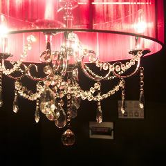 A glittering chandelier creates a fantastic space... *Priority is given to customers who choose to use the private room.