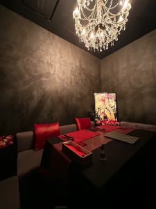A glittering chandelier creates a fantastic space... *Priority is given to customers who choose to use the private room.