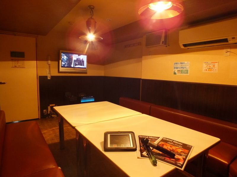 オレンジの優しい光の落ち着いた店内はじっくり歌うのも良し、騒ぐのも良し！