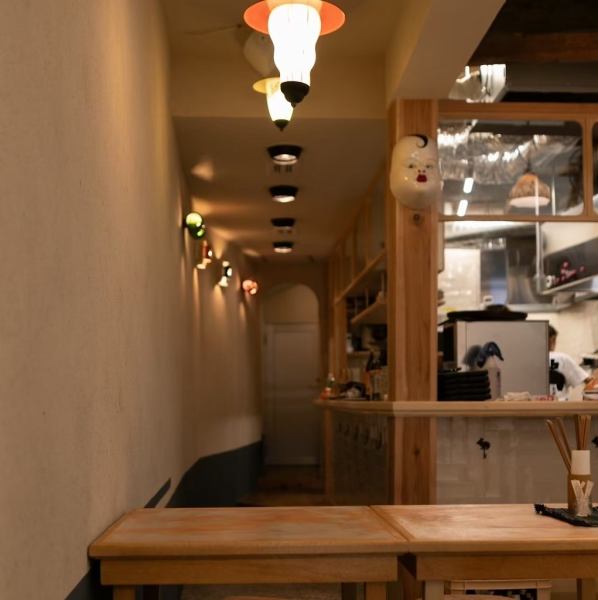 カウンターは立ち飲みスタイル♪お仕事帰りの一杯や、お食事利用にもおススメです◎外のテラス席は開放的で気持ちよく、ビール片手に沖縄のローカルな雰囲気を満喫できちゃいます！地元客に愛される地域密着型の当店は、観光にもピッタリ！