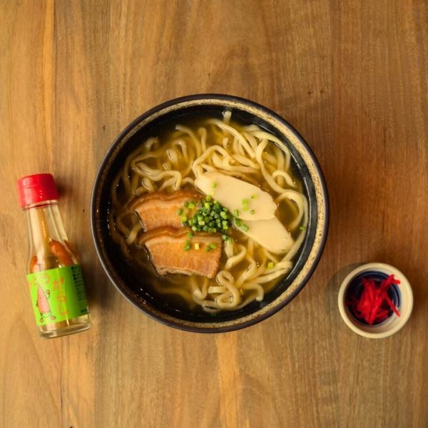 朝そばあります！飲みすぎた日の朝はこれに決まり！優しいスープが身体にしみわたります。他にも白米とお味噌汁がセットになった沖縄料理の定食を多数ご用意しております◎近隣ホテルへ朝食抜きプランでご宿泊の方にもおススメです◎