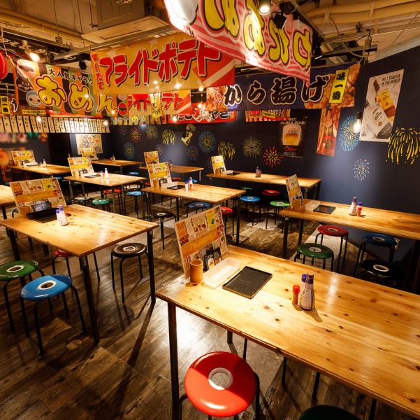 お祭り屋台の醍醐味は、人との温かいふれあい！当店では元気いっぱいのスタッフが、明るい笑顔と活気ある接客でお客様をおもてなしいたします。初めての方やお一人様でもふらっと立ち寄りやすい、オープンでアットホームな雰囲気が自慢です。美味しい料理と楽しい空間で、心も体も満たされる特別な時間をご提供します！