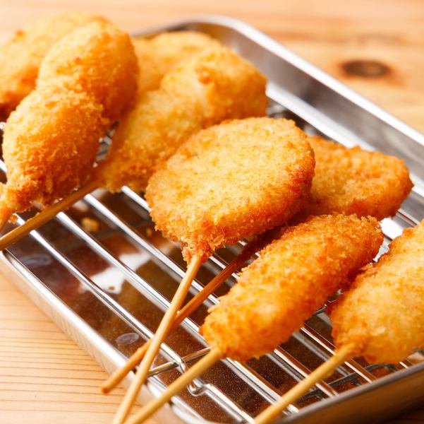 活気ある店内には、少人数でのサク飲みにぴったりのテーブル席から、みんなで顔を合わせて盛り上がれるお席まで幅広くご用意しています。居心地の良い空間で、美味しい串カツとお酒を片手に乾杯！歓送迎会や打ち上げなど、大人数でのご宴会も大歓迎です。お席のレイアウトや人数など、お気軽にスタッフまでご相談ください♪