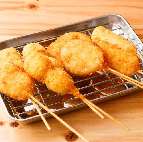アツアツ揚げたて！種類豊富な絶品串カツは、サク飲みや少人数での飲み会でも絶対に外せない看板メニュー◎