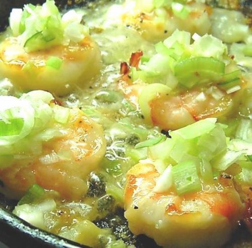 Grilled shrimp with salt onions