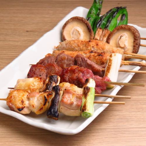 [If you're heading to the front, this is the first place to go!] The charcoal-grilled skewers with the aroma of Bincho charcoal are very popular ★5 servings (847 yen, tax included)