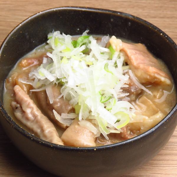 【"こってり"とした味付けに思わずお酒が進む】鶏出汁の思わずクセになる味わい"もつ煮込み"(税込)550円