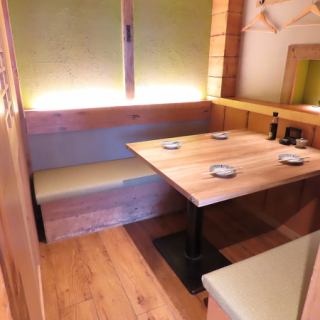 There are 4 private rooms for 4 people each.You can relax in a very calm space.You can also remove the partition to use it as a larger private room.Please make your reservation early as this is a popular seat.