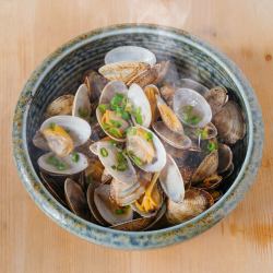 A mountain of clams stir-fried in garlic butter
