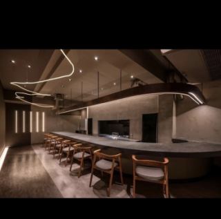 There are eight counter seats available.