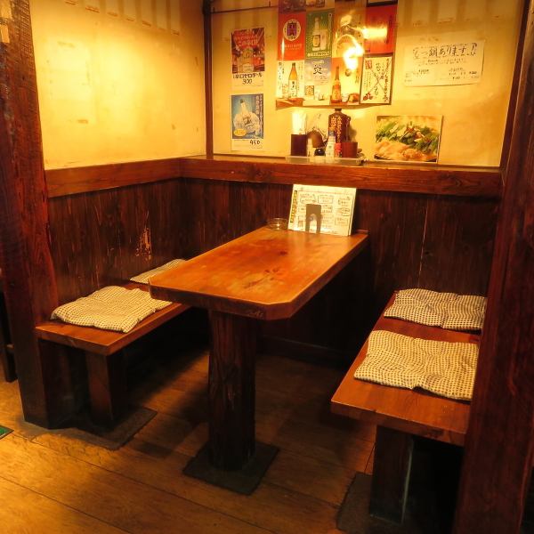【ボックス席完備】 4名様まで座ることのできるボックス席がございます。大勢での飲み会やお食事にぴったりのお席となりますので、気軽にお越しください♪