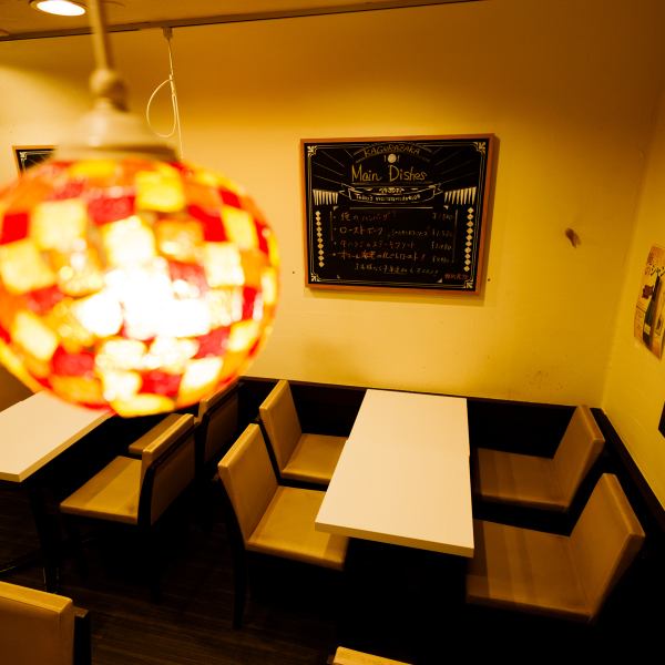 一歩足を踏み入れると、そこには都会の喧騒を忘れさせる温かな空間!色鮮やかなモザイクランプが放つ優しい光。壁の黒板には、シェフが腕を振るう「本日のメインディッシュ」が並びます!気取らないけれど上質。そんな心地よい距離感のサービスとともに、最高の一皿をご用意してお待ちしております!