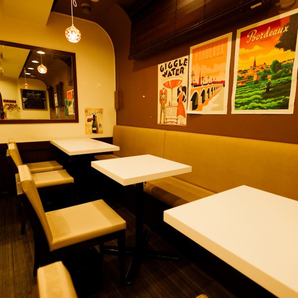 温かみのあるブラウンの壁と、清潔感のある白いテーブル。このコントラストが、カジュアルながらも洗練された「大人な隠れ家」を演出しています。仕事帰りの一杯も、ここなら少し特別な時間に。柔らかな灯りの下で、自慢のフレンチをお気軽にお楽しみください!