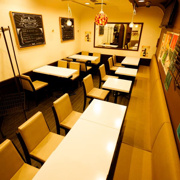 20名様以上のグループでも広々とご利用可能。 壁一面に飾られたフランスのポスターや温かい灯りが、パーティーの気分をより一層盛り上げます。 大人数でも圧迫感がなく、最後までリラックスしてお過ごしください!