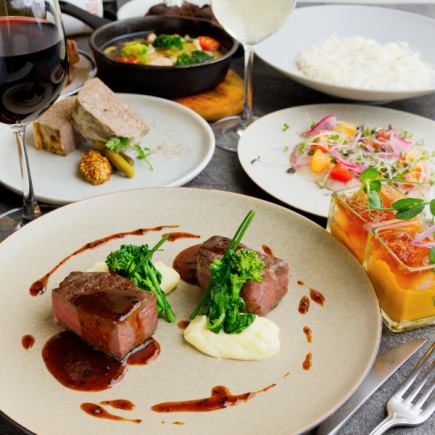 “豪华套餐”包含8道菜,菜品有所升级。7500日元,包含2小时无限畅饮