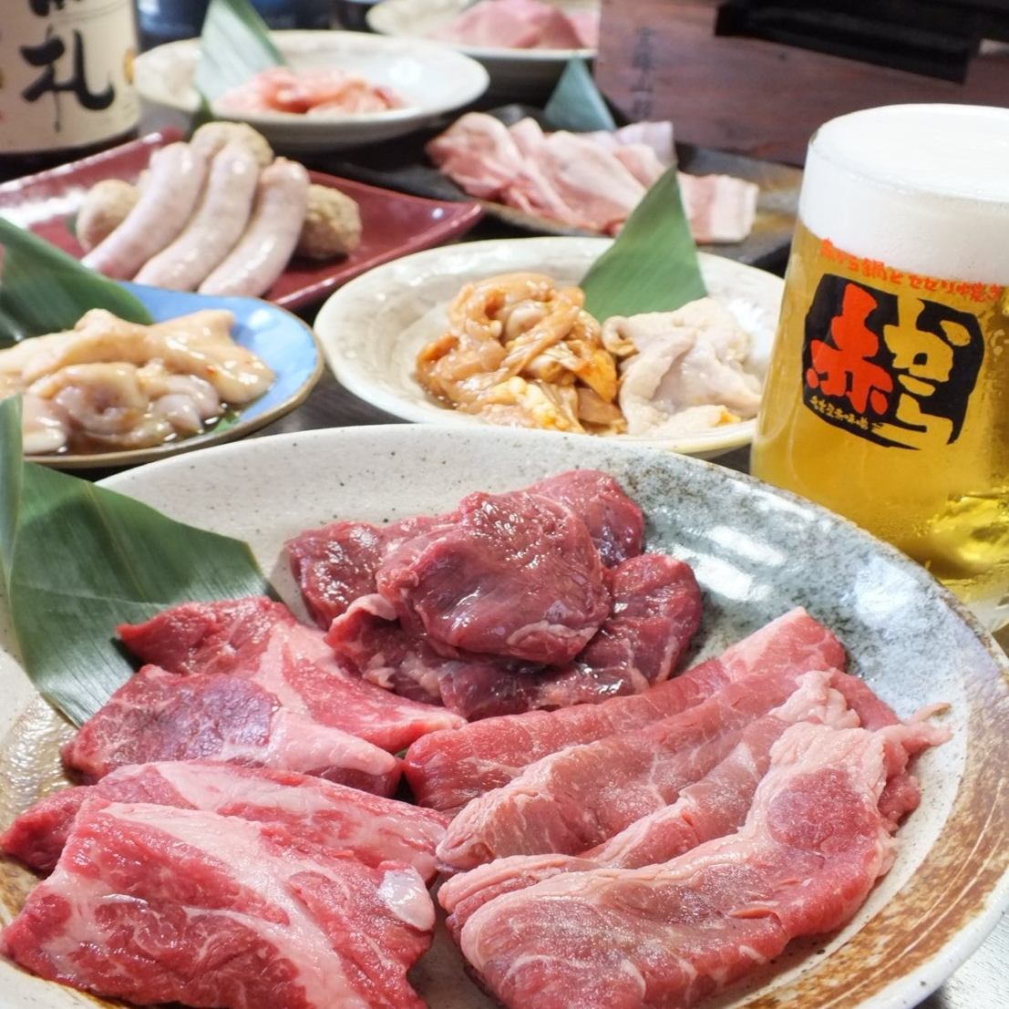 在Akakakara的座位上吃肉吧 牛小排、猪肉、seseri都很美味！