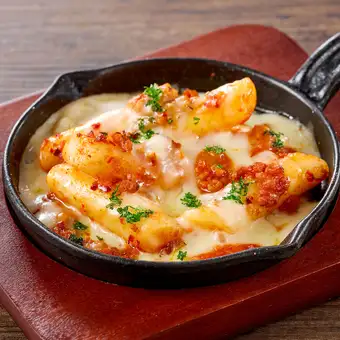Spicy Tteokbokki Cheese Bake