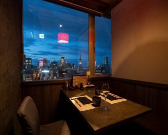 We have private table seats where you can enjoy the night view.