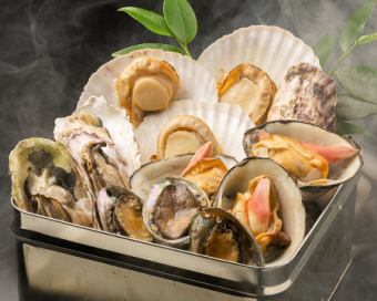 A dish in which the famous gangan-yaki [oyster scallop clam Sazae Kitayori abalone] is brilliantly steamed in a can.
