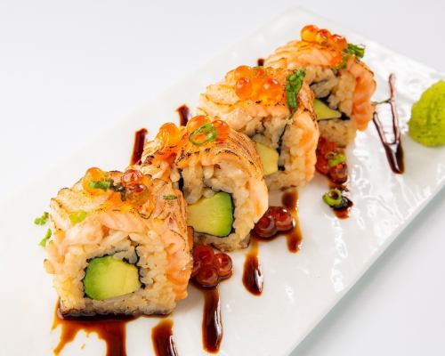 Roasted salmon and avocado six-rooted roll sushi