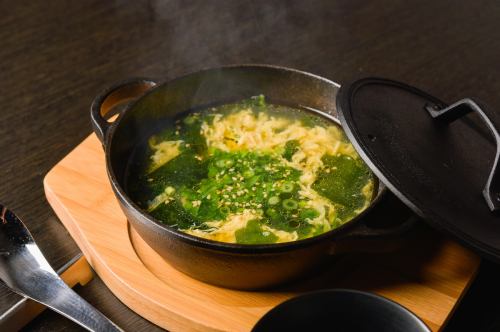 Iron pot egg seaweed soup
