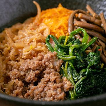 石頭煮熟的石鍋拌飯