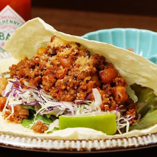 Chili con carne tacos with chickpeas