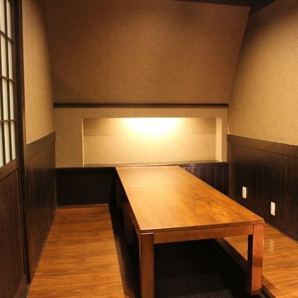 会社仲間との飲み会や打上げ、歓送迎会など各種お集まりにも最適な8名様掛けのテーブル席。