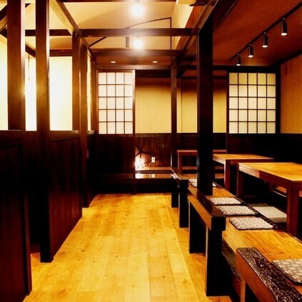 落ち着いた広々とした店内でごゆっくりとお寛ぎください！