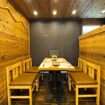 3～4名様向けのテーブル席。少人数様向けの宴会や会食、接待などにもご利用頂けるお席となっております。