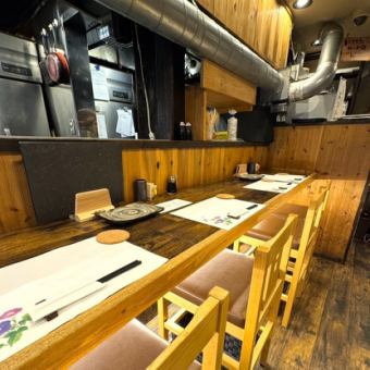 カウンター席は全5席です。お一人様でしっぽりしていただいたり、カップルやご友人とゆったりとおくつろぎください。