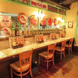 【おひとり様でも入りやすい！カウンター席ございます】２・４名掛けテーブルのほかにもカウンター席のご用意しております。ランチ・ディナー時間を問わずお気軽にご利用いただけます！ベトナムの雰囲気が漂うこのお店で本格的なベトナム料理を楽しみながら、リラックスしたひとときを過ごしてくださいませ。