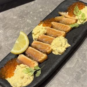 Rare cutlet salmon with homemade tartar sauce and salmon roe